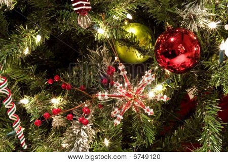 Fondo del árbol de Navidad con luces brillantes