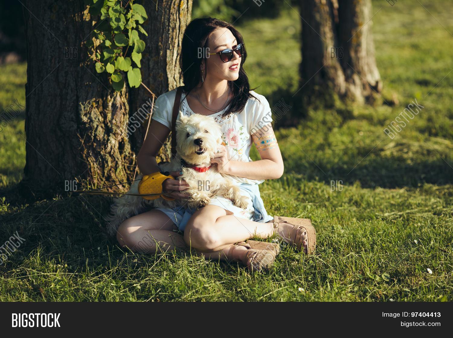 девушка сидит на собаке