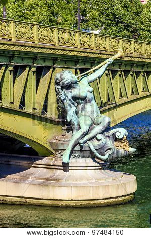 Sculpture At Pont De Grenelle - Paris