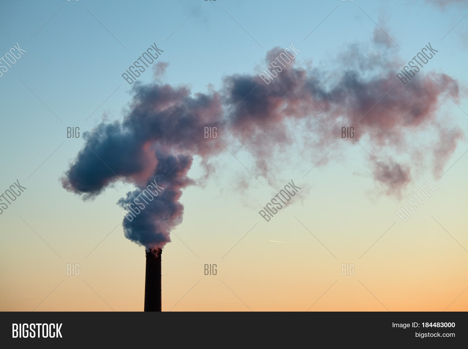 Дымящиеся трубы заводов. Тэц загрязняет воздух. Много дыма из трубы. Трубы завода. Много дыма из трубы.