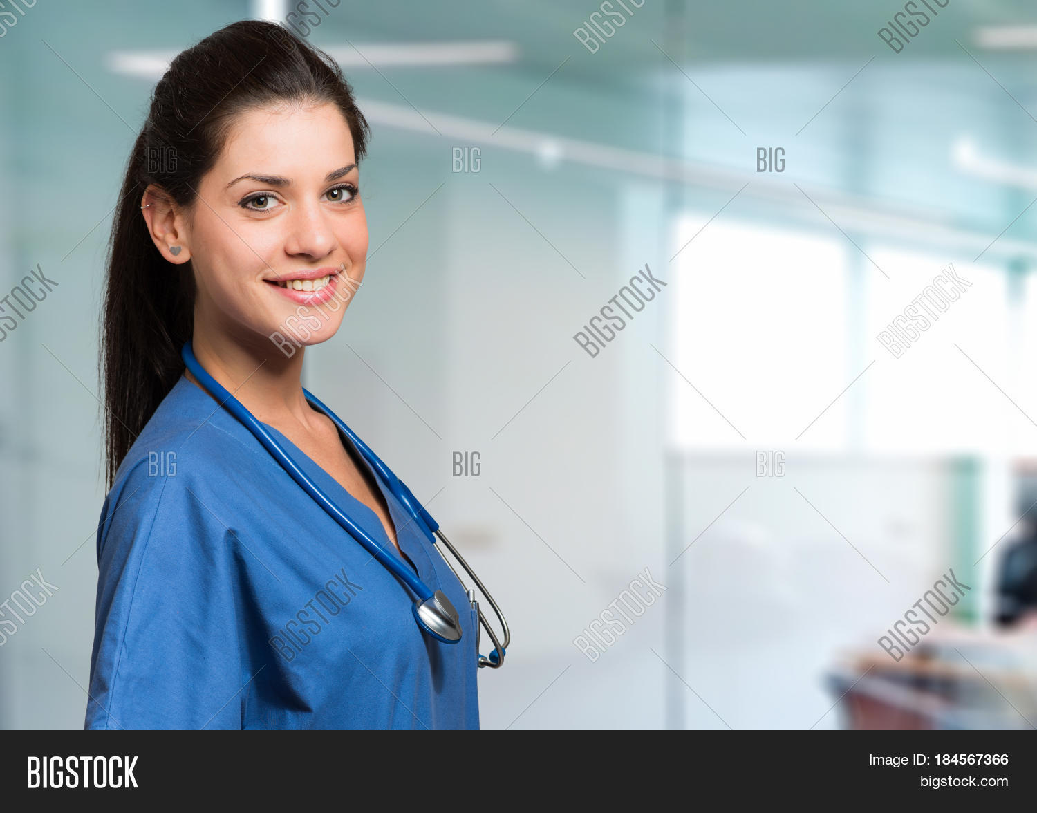 красивые студентки медики. медицинские сотрудники. врач с бумагами. следит за молодой медсестричкой. молодая медсестра с лампой.