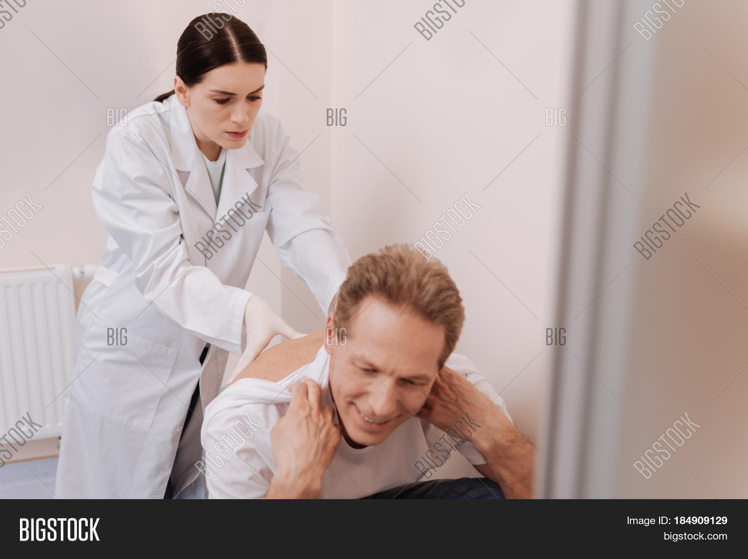 Халат и фонендоскоп. Фотография доктора. Фотосессия врача. Видевшего врачу. Фото мужчина врач в халате.