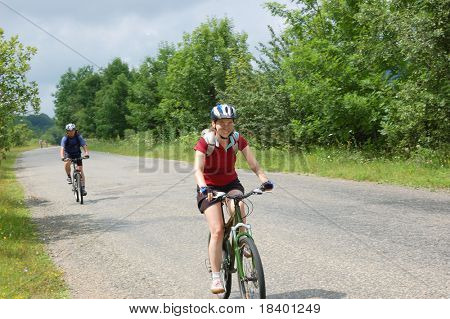 dvě cyklista relaxovat, cykloturistika