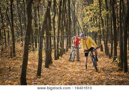 dvě cyklista relaxovat, cykloturistika