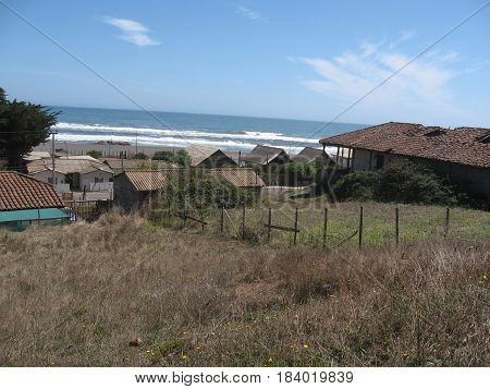 Playa, arena y montaña, casa típica, pueblo tipico