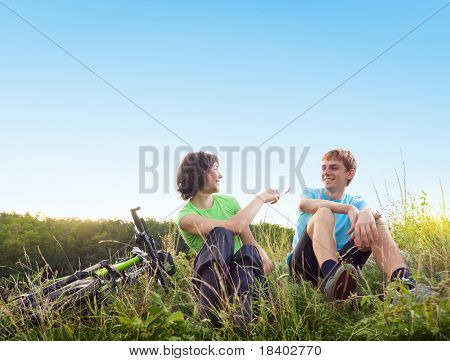 dva cyklisty venku