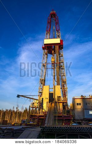 Rigs in the morning the sky is very beautiful.