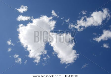 Puffy nuvens brancas e o céu azul