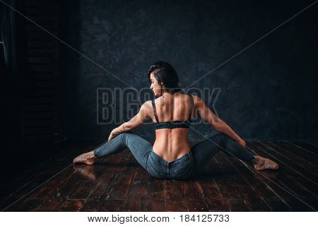 Contemp dancer exercise in dance class, back view