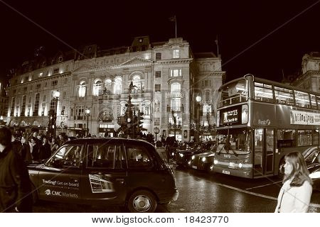 Londýn - 1. prosince: Buckinghamský palác Londýn noční provoz scéna na prosinec 1, 2007