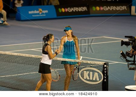 멜버른-1 월 19 일: 슬로바키아 다니엘 Hantuchova 및 호주의 케이시 Dellacqua는 Australi에