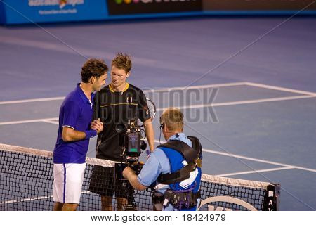 MELBOURNE - 19 januari: Andreas Seppi, Italien och Roger Federer, Schweiz i den Australiska öppna o