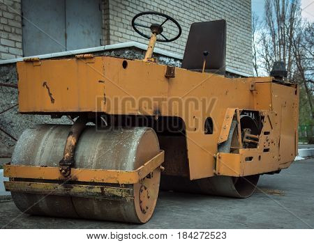 Road roller for repair of roads and construction of new road sections