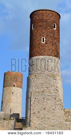 Checiny torres do castelo. Ruínas medievais na Polónia.