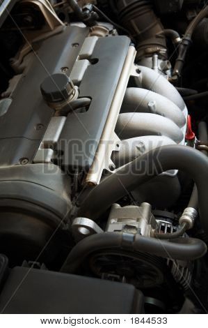 Moderní motor