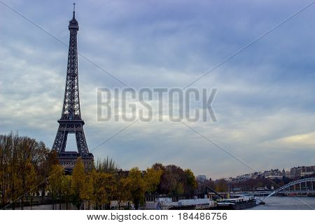 Torre eiffel en parís durante invierno del 2016