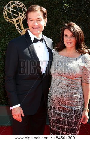 LOS ANGELES - APR 30:  Mehmet Oz, Lisa Oz at the 44th Daytime Emmy Awards - Arrivals at the Pasadena Civic Auditorium on April 30, 2017 in Pasadena, CA