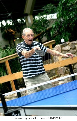 Attivo gentiluomo Senior giocare Indoor Tennis da tavolo