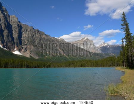 Lago nas montanhas rochosas canadenses