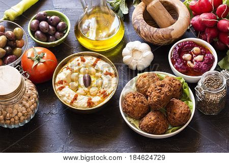 Hummus and falafel with the fresh vegetables