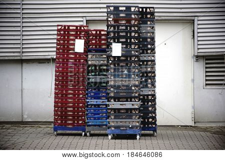 The supply of bread and baked products in boxes and on rolling surfaces.