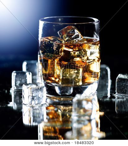 Vaso de whisky con destello de lente