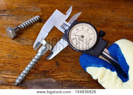 Measurement of the bolt head with a slide caliper