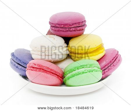 Duża płyta kolorowy francuski Macaroons w różnych smakach na białym tle na tle białego studia