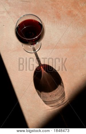 Vin glas med dramatiske skygge