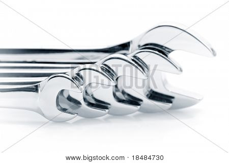 Closeup různých otců Chrome klíče na bílém pozadí