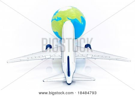 Illustration af moderne fly flyver mod globus af jorden isoleret på hvid baggrund