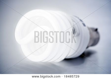 Uma CFL lâmpada no fundo cinza