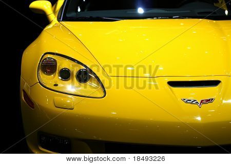 Corvette gialla. Concentrarsi sul logo.