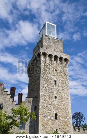 Storica torre con moderno cubo su Top