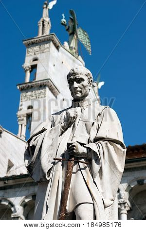Lucca - Statue of Francesco Burlamacchi (1863) of the sculptor Ulisse Cambi. In the background the church of San Michele in Foro. Toscana (Tuscany) Italy Europe