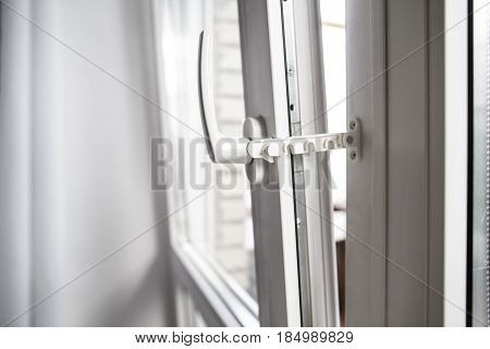 Safe restrictor lock prevents accidental shut the opened window