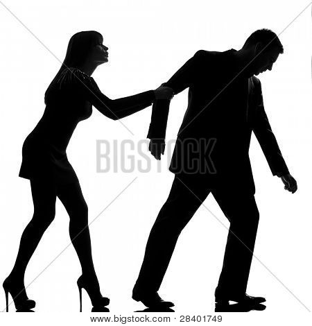 una coppia indoeuropea disputa separazione uomo lasciando e donna trattenendo in studio silhouette isol