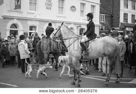 TENTERDEN, Anglie - prosinec 26: The Ashford Valley Hunt sestavit pro jejich svátek setkání v 