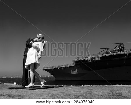 San Diego, California, Us - March 15, 2007: Sculpture Of Kissing Seaman And Girl Based On Famous Wor