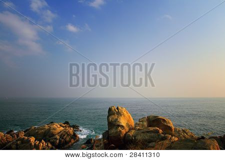 เกาะหินกับพื้นหลังฟ้าในตอนเช้า