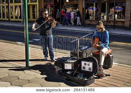 Ybor City Tampa Bay, Florida. January 19 , 2019  Guitarist And Violinist In 7th Ave (la Septima). (2