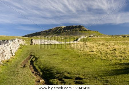 Widok z Pen Y Ghent wzgórza Ribblesdale. Yorkshire.Anglia