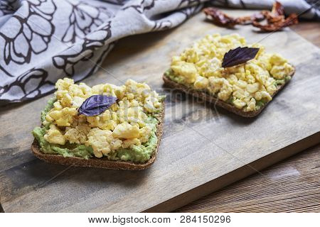 Sandwich With Scrumble Egg And  An Avocado