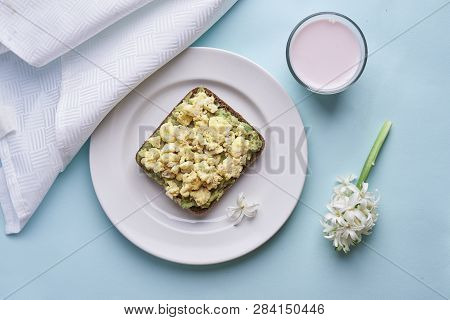 Sandwich With Scrumble Egg And  An Avocado