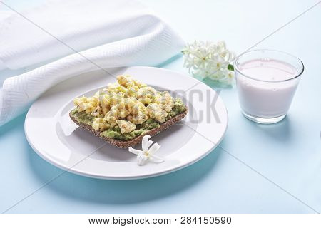 Sandwich With Scrumble Egg And  An Avocado