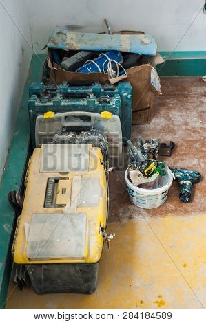 Working Gloves. Do Makeovers. Putty Knife Lying On The Bucket. Tools For Construction And Repair. Se