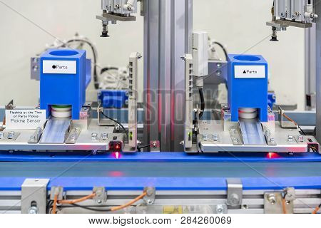Close Up High Technology Automation Production Conveyor Line With Path And Sensor For Select & Autom