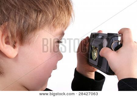 Geïsoleerde foto van jonge jongen een foto neemt met compacte digitale camera