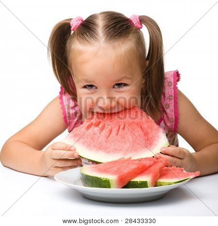Söt liten flicka är gungy att äta vattenmelon, isolerade över vita