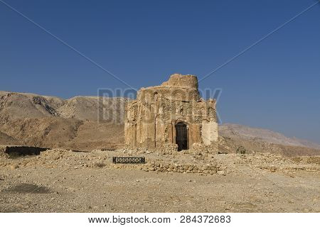 Ruins Of The 13th Century Tomb Of Bibi Maryam At Qalhat, Near Sur In Eastern Oman - Image